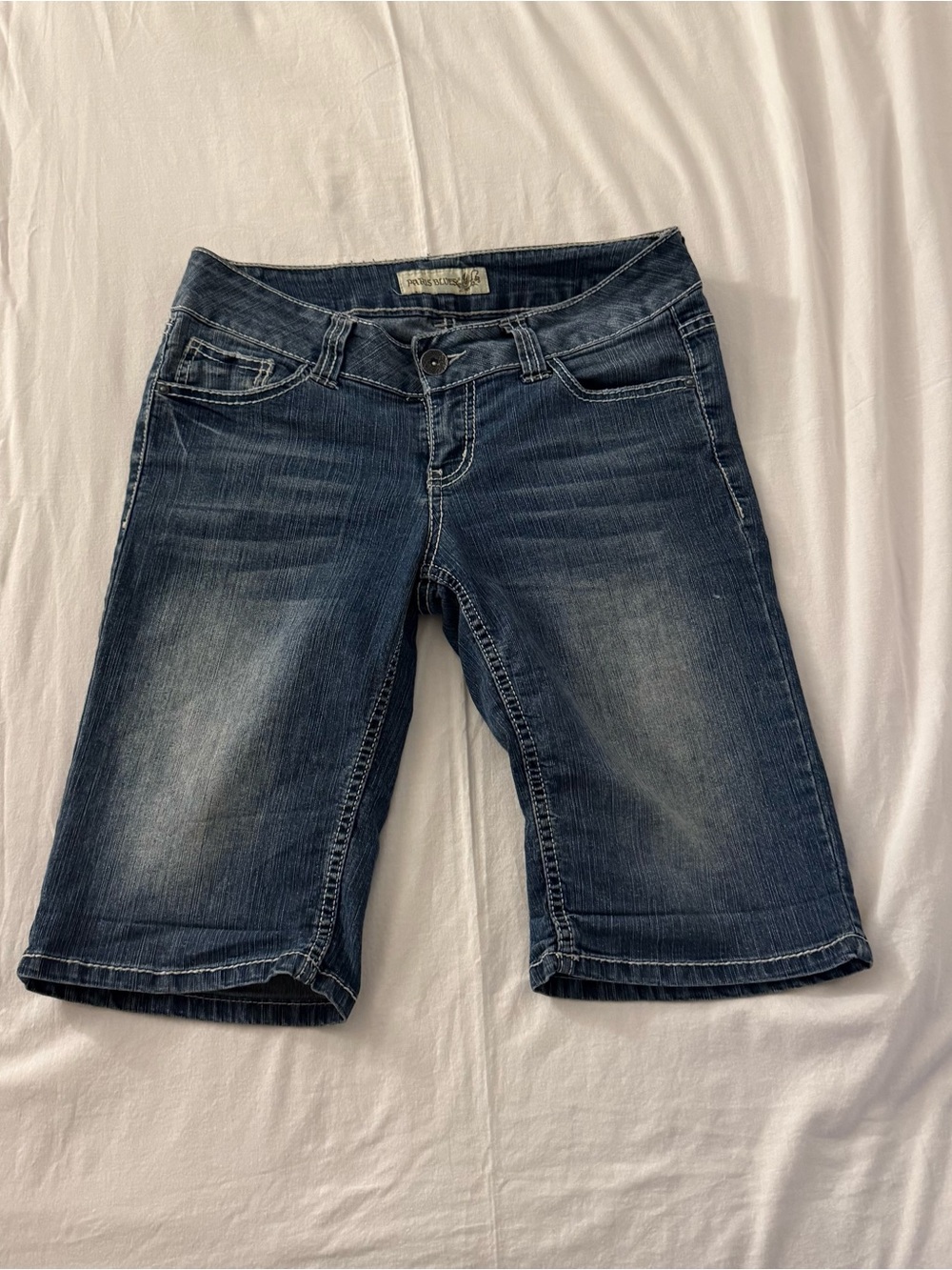 Super cute Y2K low rise Paris Blues capris with white stitching detail size 7